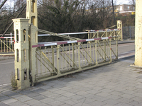 902848 Afbeelding van het klaphek van de Jeremiebrug over de Kruisvaart te Utrecht, vanaf de Baden Powellweg.N.B. De ...